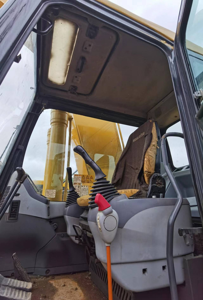 KOMATSU PC300-7 - Lánctalpas kotró: 4 kép. KOMATSU PC300-7 - Lánctalpas kotró: 4 kép.