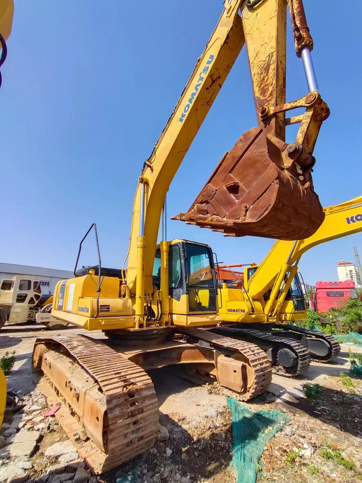 KOMATSU PC300-7 - Lánctalpas kotró: 2 kép. KOMATSU PC300-7 - Lánctalpas kotró: 2 kép.