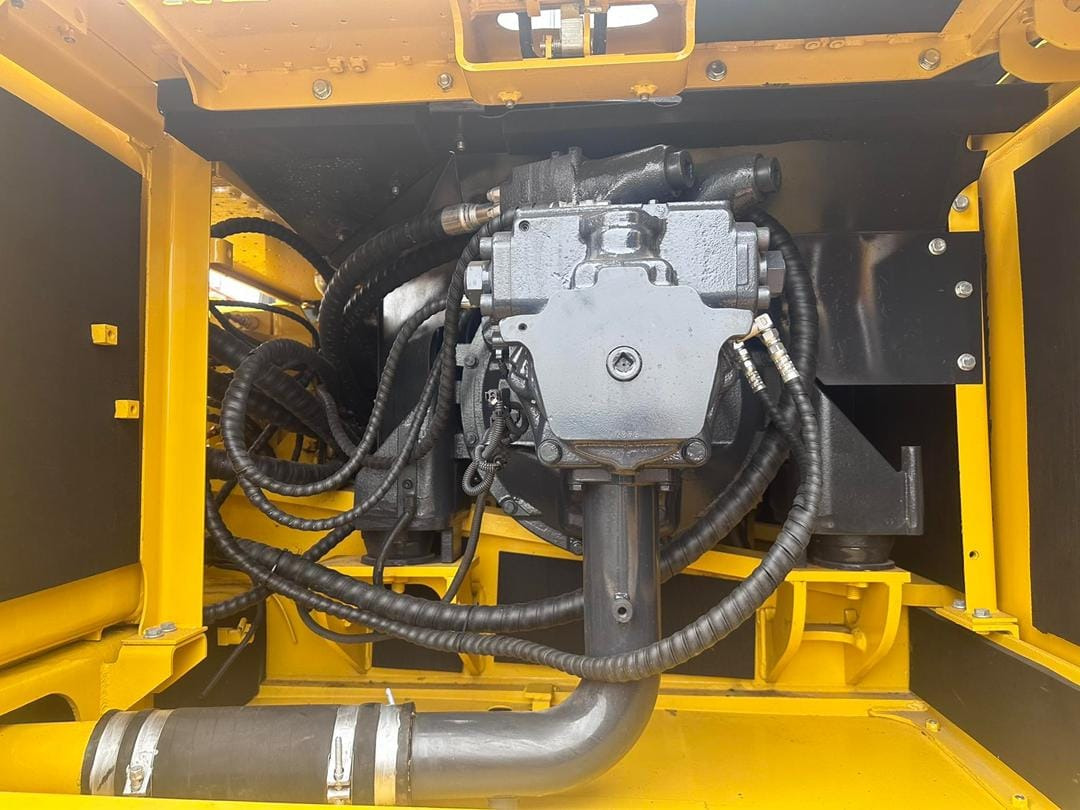 KOMATSU PC300-8 - Lánctalpas kotró: 4 kép. KOMATSU PC300-8 - Lánctalpas kotró: 4 kép.