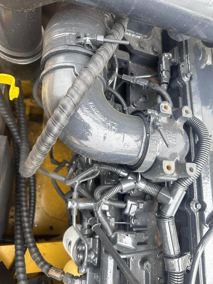 KOMATSU PC300-8 - Lánctalpas kotró: 5 kép. KOMATSU PC300-8 - Lánctalpas kotró: 5 kép.