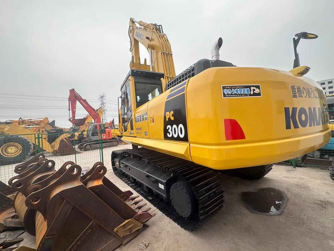 KOMATSU PC300-8 - Lánctalpas kotró: 1 kép. KOMATSU PC300-8 - Lánctalpas kotró: 1 kép.