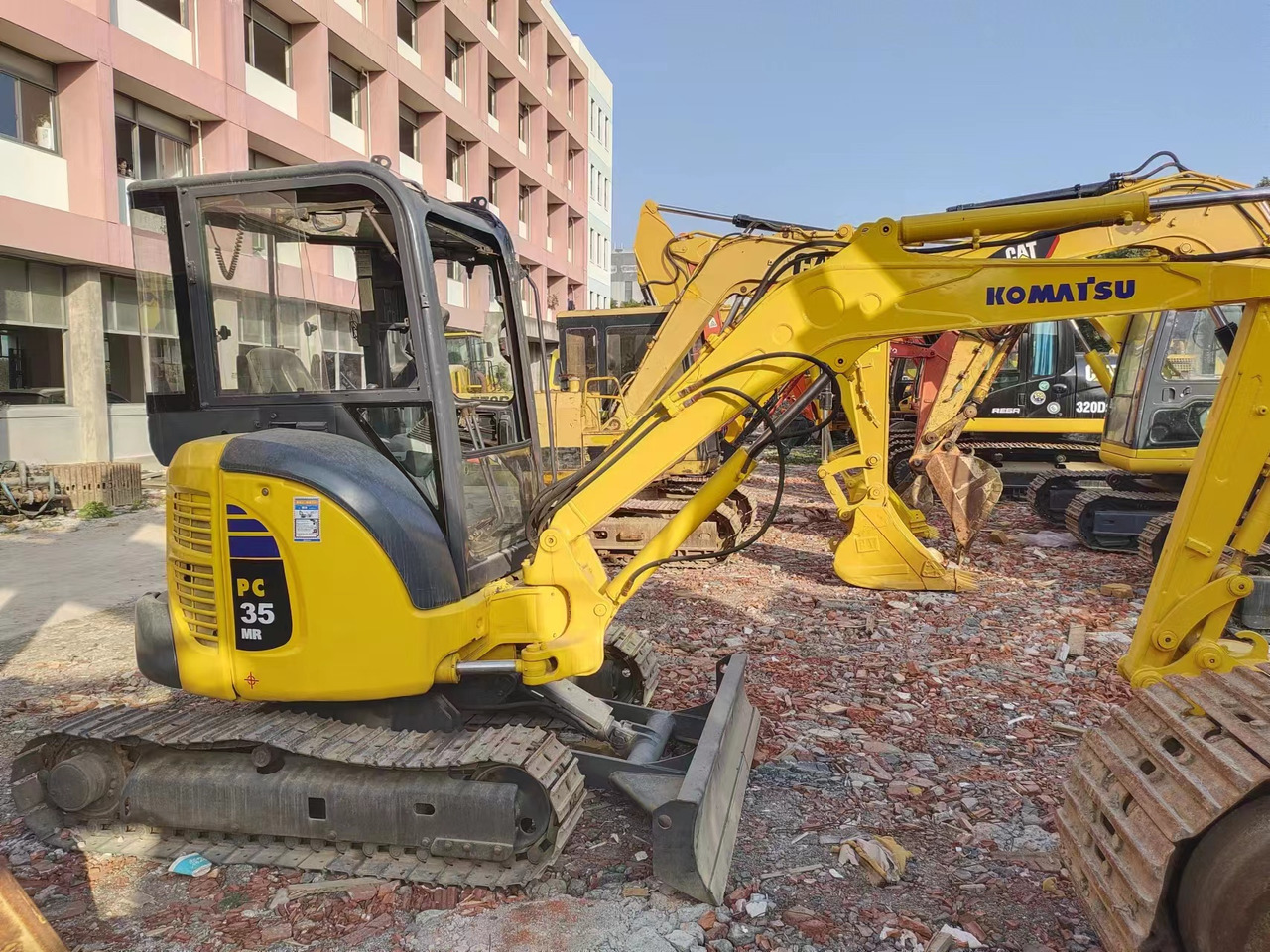 KOMATSU PC35MR - Minikotró: 3 kép. KOMATSU PC35MR - Minikotró: 3 kép.