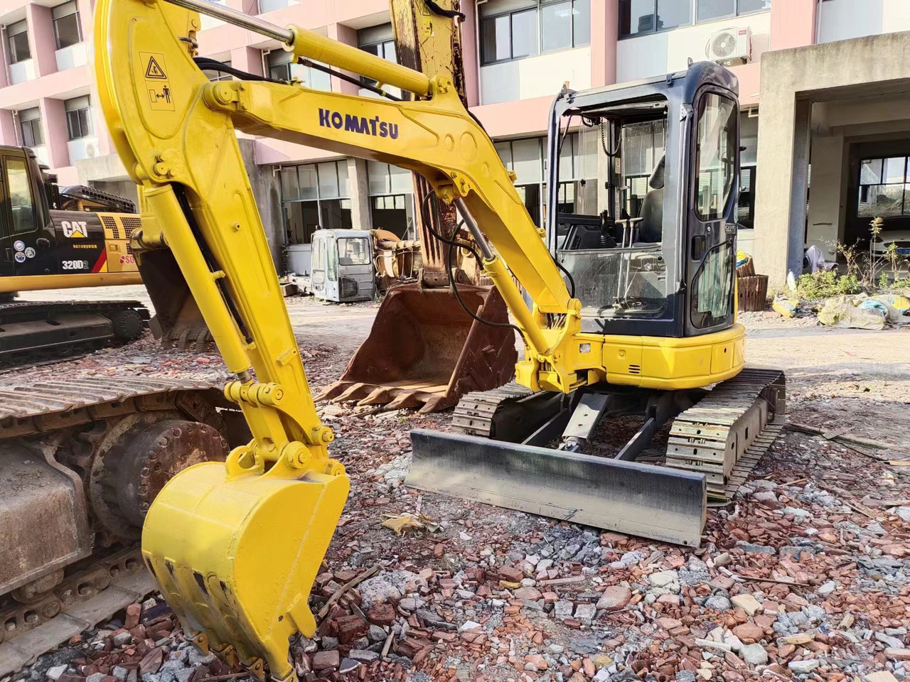 KOMATSU PC35MR PC40 PC45 PC50 PC55 PC60 - Minikotró: 2 kép. KOMATSU PC35MR PC40 PC45 PC50 PC55 PC60 - Minikotró: 2 kép.