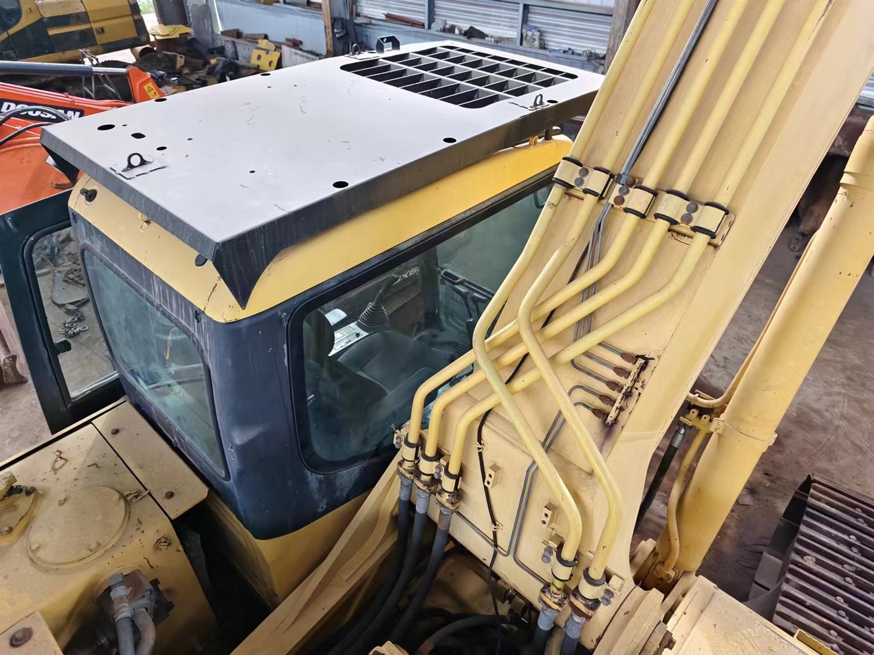 Lánctalpas kotró KOMATSU PC400-7: 10 kép.