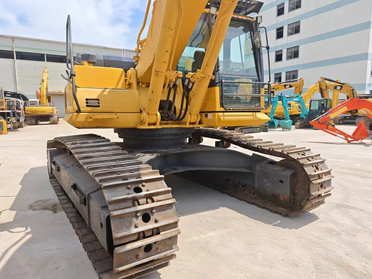 KOMATSU PC400-8R - Lánctalpas kotró: 4 kép. KOMATSU PC400-8R - Lánctalpas kotró: 4 kép.