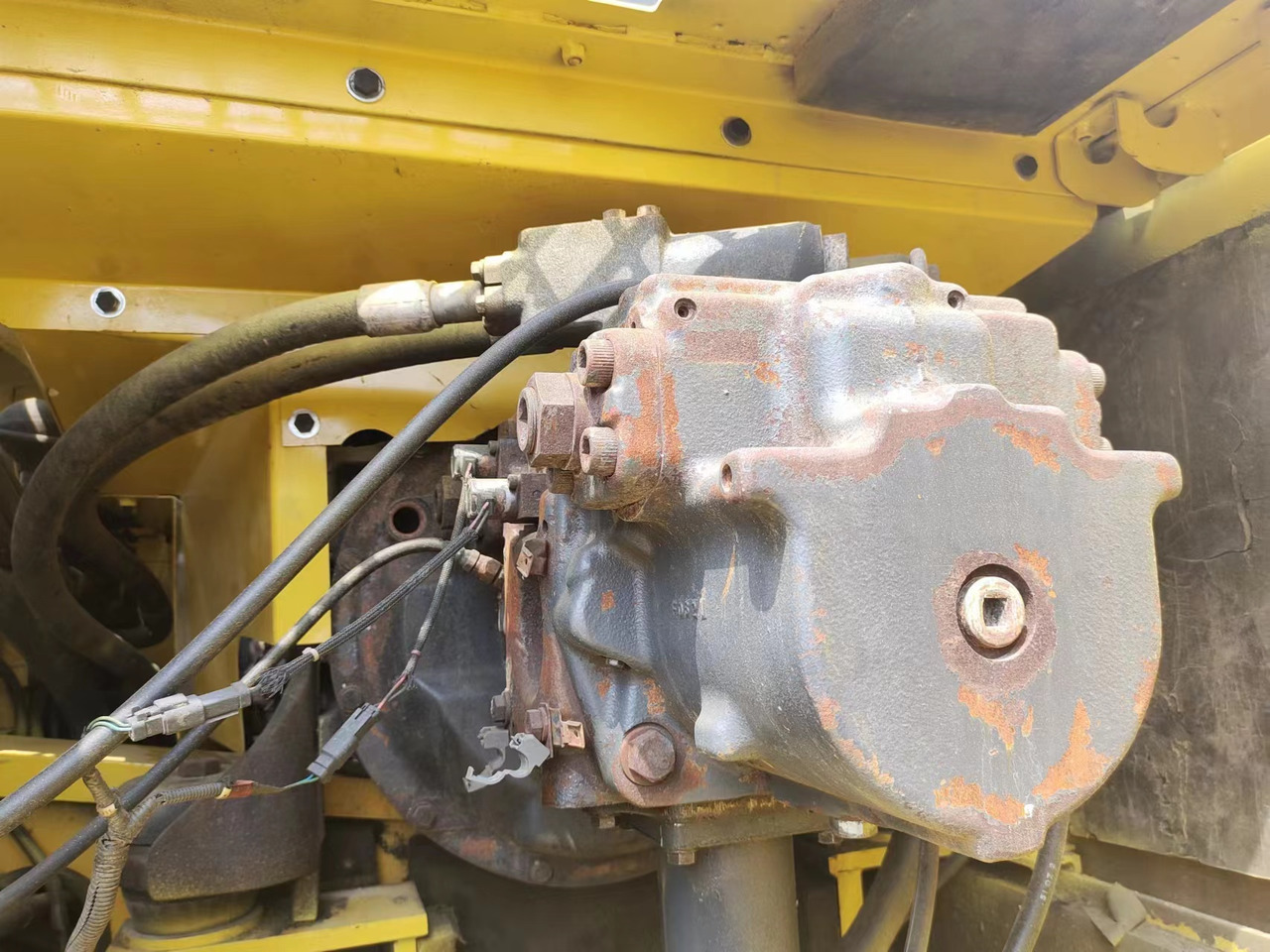 KOMATSU PC400-8R - Lánctalpas kotró: 5 kép. KOMATSU PC400-8R - Lánctalpas kotró: 5 kép.