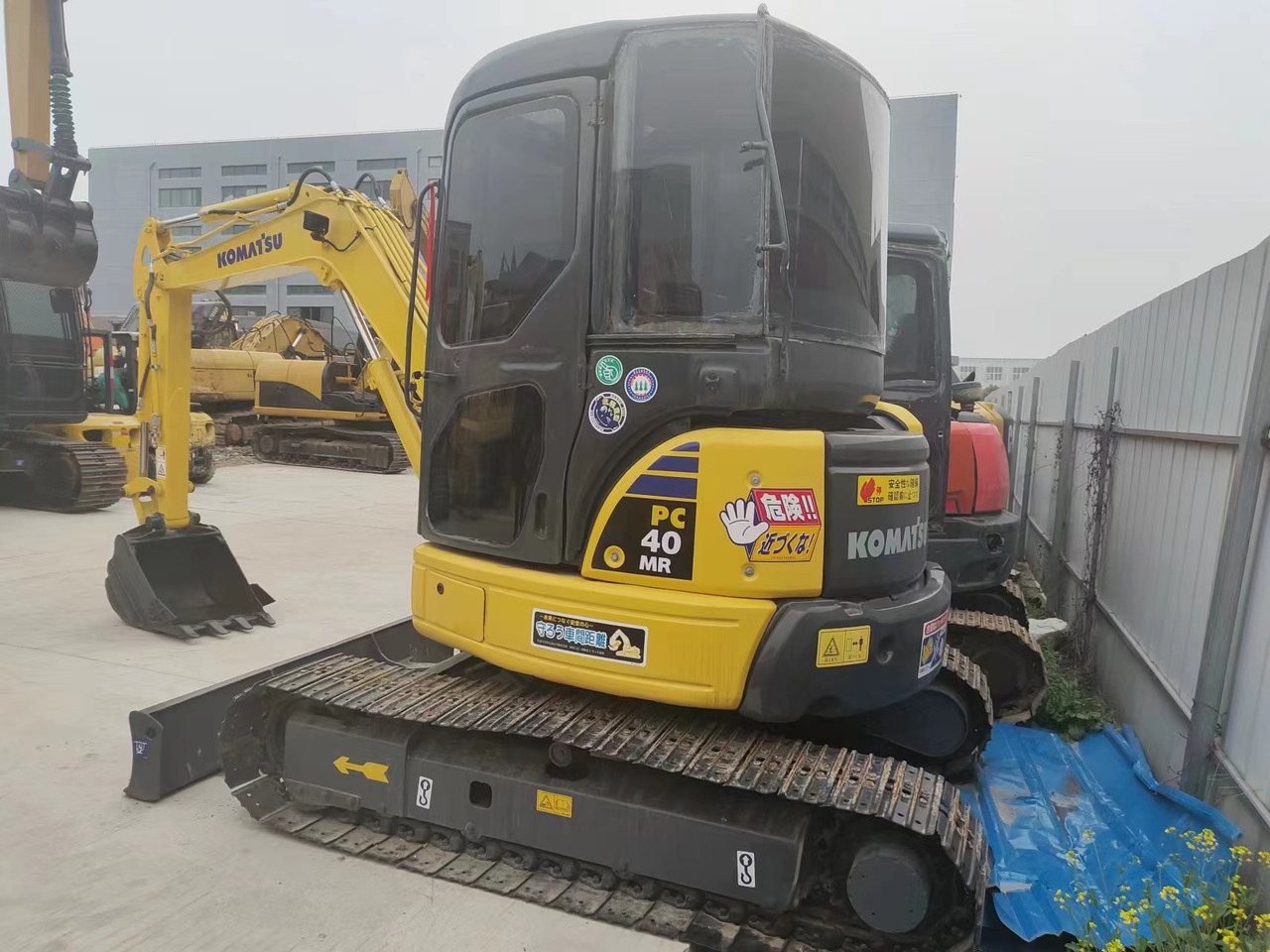 KOMATSU PC40MR - Minikotró: 2 kép. KOMATSU PC40MR - Minikotró: 2 kép.