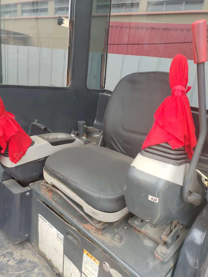 KOMATSU PC40MR - Minikotró: 4 kép. KOMATSU PC40MR - Minikotró: 4 kép.