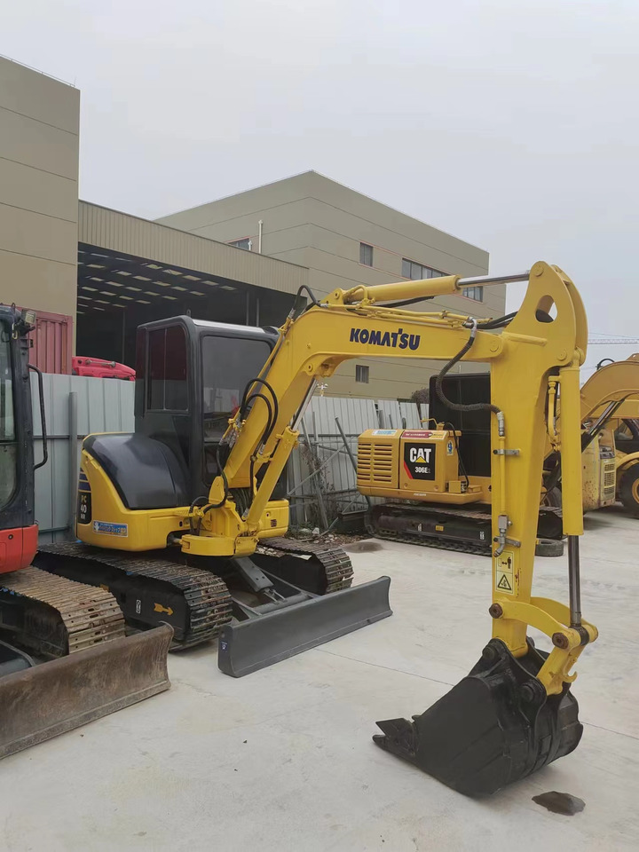 KOMATSU PC40MR - Minikotró: 1 kép. KOMATSU PC40MR - Minikotró: 1 kép.