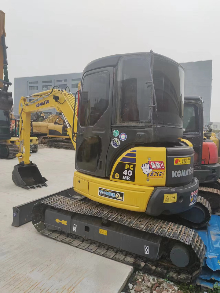 KOMATSU PC40MR - Minikotró: 3 kép. KOMATSU PC40MR - Minikotró: 3 kép.