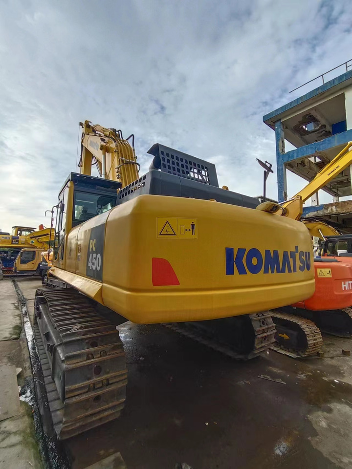 KOMATSU PC450-8 - Lánctalpas kotró: 3 kép. KOMATSU PC450-8 - Lánctalpas kotró: 3 kép.