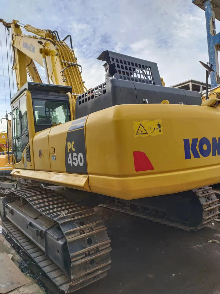 KOMATSU PC450-8 - Lánctalpas kotró: 4 kép. KOMATSU PC450-8 - Lánctalpas kotró: 4 kép.