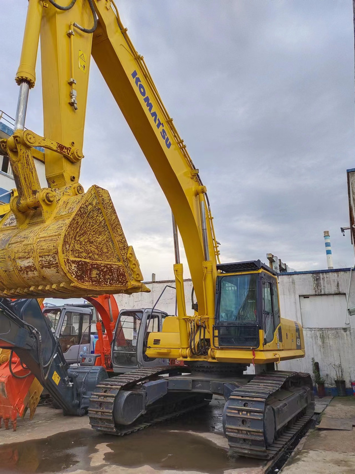KOMATSU PC450-8 - Lánctalpas kotró: 2 kép. KOMATSU PC450-8 - Lánctalpas kotró: 2 kép.