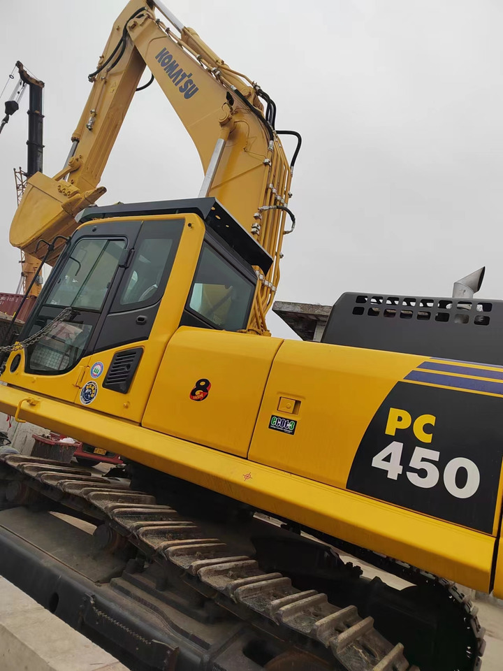 KOMATSU PC450-8 - Lánctalpas kotró: 5 kép. KOMATSU PC450-8 - Lánctalpas kotró: 5 kép.