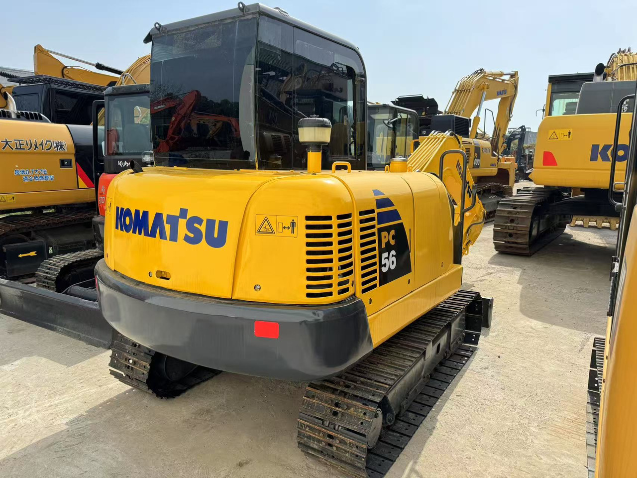KOMATSU PC56 - Minikotró: 3 kép. KOMATSU PC56 - Minikotró: 3 kép.