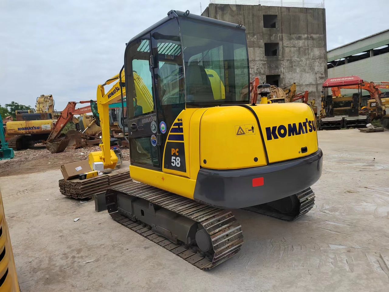 KOMATSU PC58 PC55 PC60 - Minikotró: 3 kép. KOMATSU PC58 PC55 PC60 - Minikotró: 3 kép.