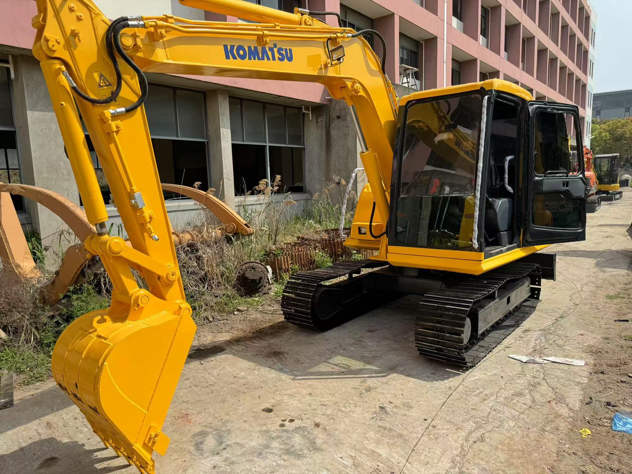 KOMATSU PC60-7 - Minikotró: 2 kép. KOMATSU PC60-7 - Minikotró: 2 kép.