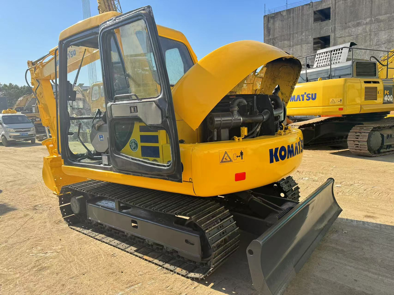 KOMATSU PC60-7 - Lánctalpas kotró: 2 kép. KOMATSU PC60-7 - Lánctalpas kotró: 2 kép.