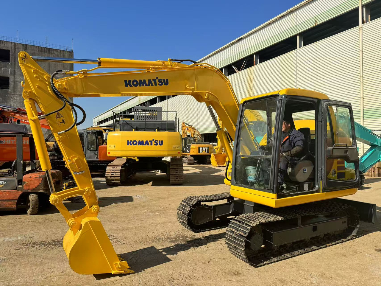 KOMATSU PC60-7 - Lánctalpas kotró: 1 kép. KOMATSU PC60-7 - Lánctalpas kotró: 1 kép.