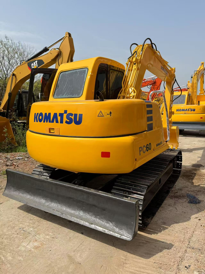 KOMATSU PC60-7 - Minikotró: 3 kép. KOMATSU PC60-7 - Minikotró: 3 kép.