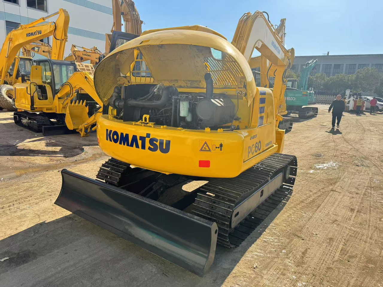KOMATSU PC60-7 - Lánctalpas kotró: 3 kép. KOMATSU PC60-7 - Lánctalpas kotró: 3 kép.
