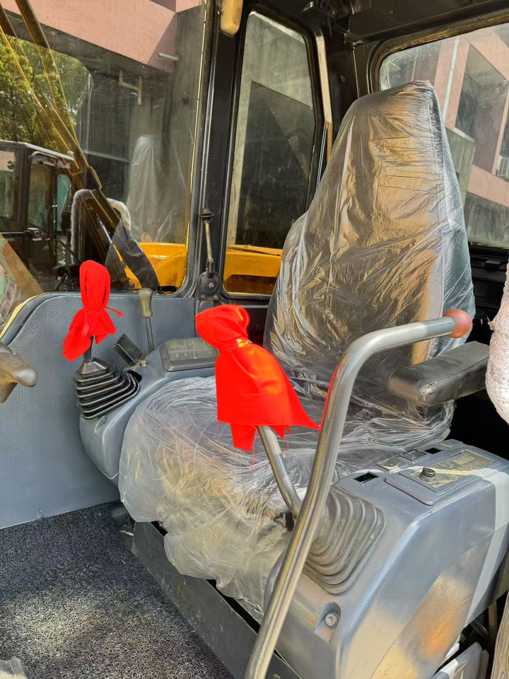 KOMATSU PC60-7 - Minikotró: 4 kép. KOMATSU PC60-7 - Minikotró: 4 kép.