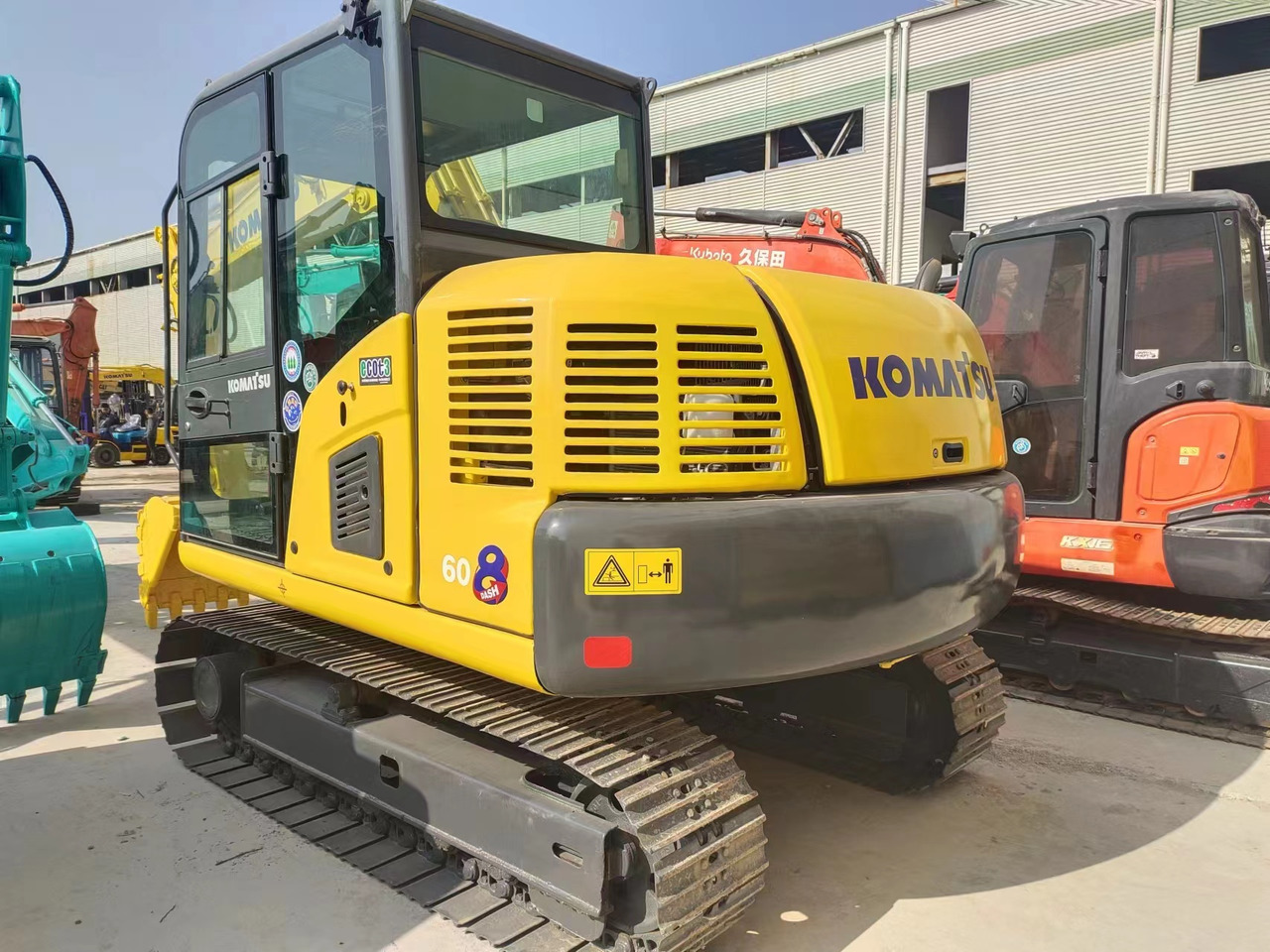 KOMATSU PC60-8 - Minikotró: 3 kép. KOMATSU PC60-8 - Minikotró: 3 kép.