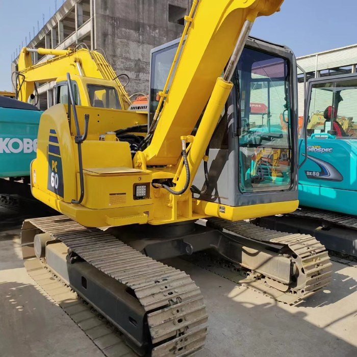 KOMATSU PC60-8 - Minikotró: 1 kép. KOMATSU PC60-8 - Minikotró: 1 kép.