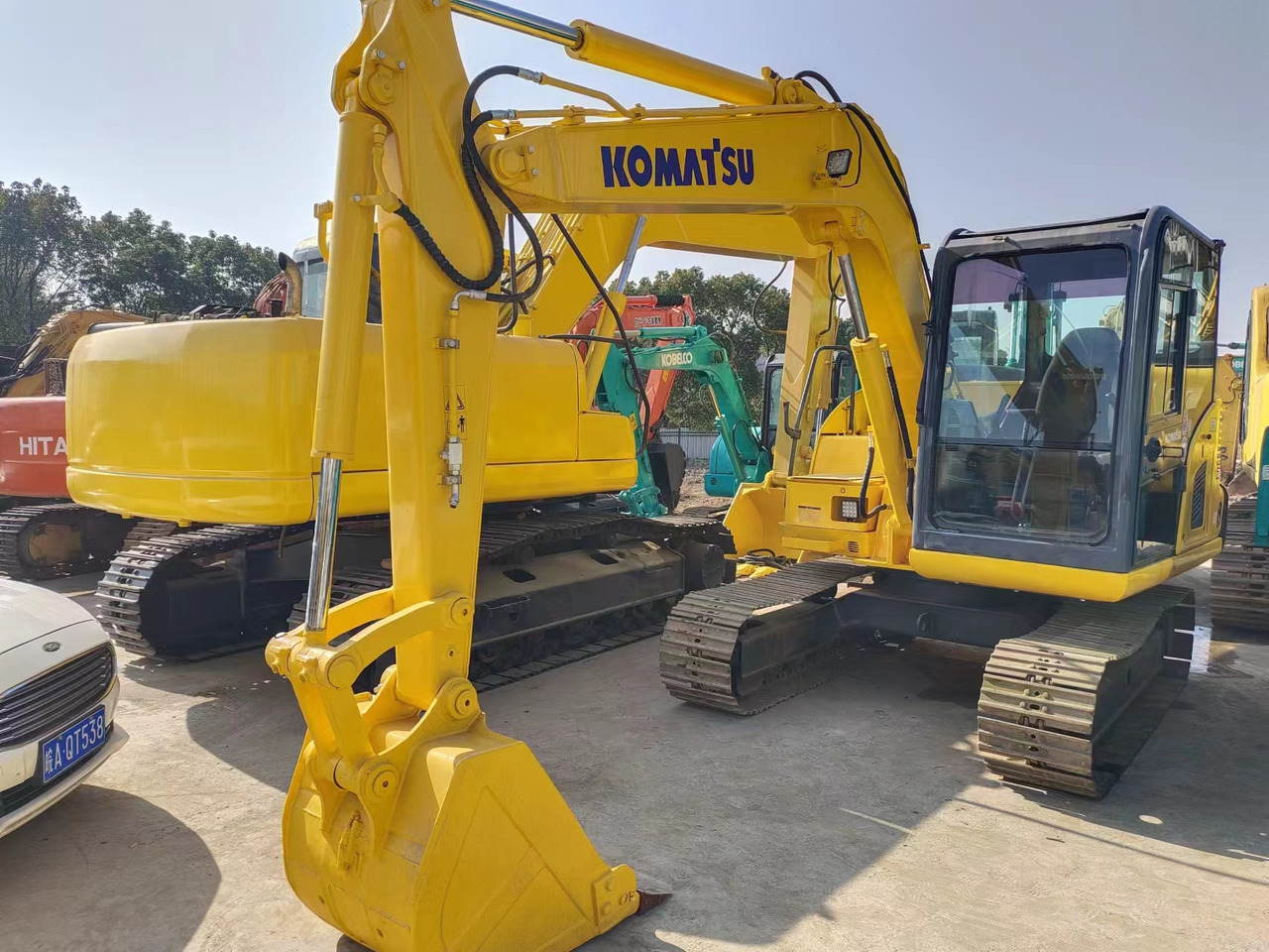 KOMATSU PC60-8 - Minikotró: 1 kép. KOMATSU PC60-8 - Minikotró: 1 kép.