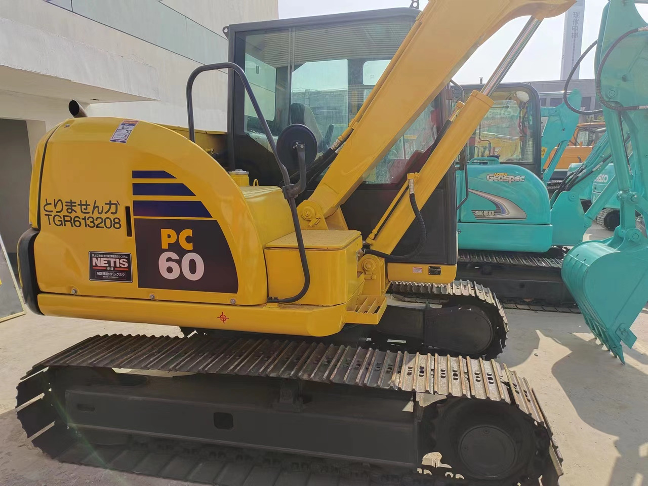 KOMATSU PC60-8 - Minikotró: 4 kép. KOMATSU PC60-8 - Minikotró: 4 kép.