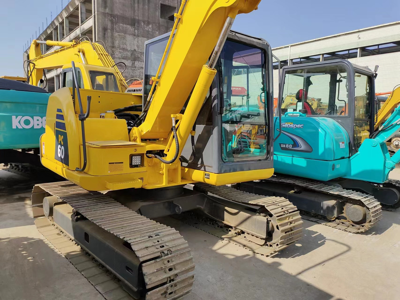 KOMATSU PC60-8 - Minikotró: 2 kép. KOMATSU PC60-8 - Minikotró: 2 kép.