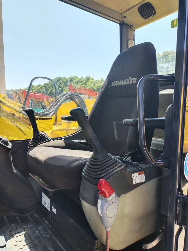 KOMATSU PC70-8 - Minikotró: 3 kép. KOMATSU PC70-8 - Minikotró: 3 kép.