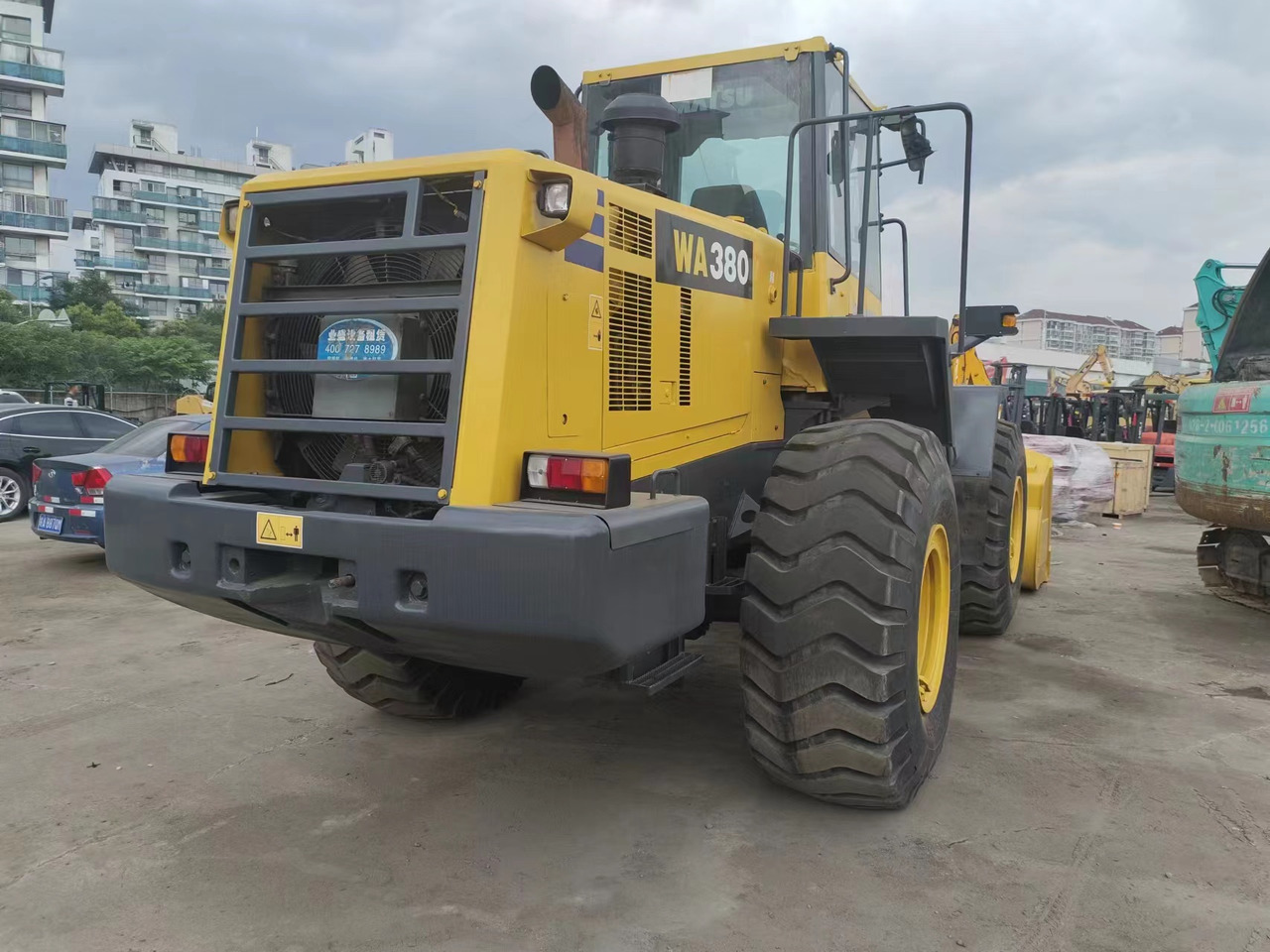 KOMATSU WA380-6 - Gumikerekes homlokrakodó: 3 kép. KOMATSU WA380-6 - Gumikerekes homlokrakodó: 3 kép.