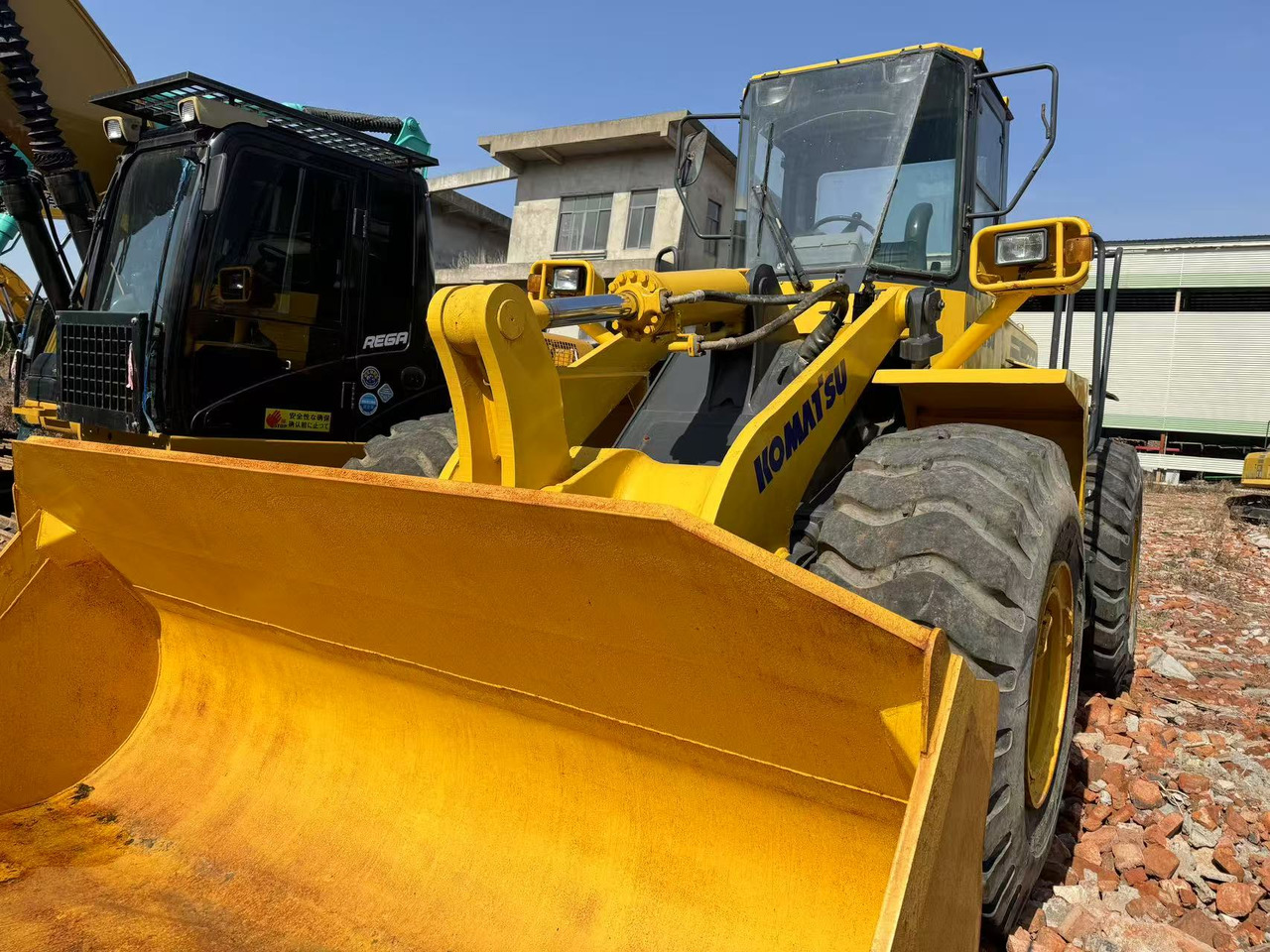 KOMATSU WA380 - Gumikerekes homlokrakodó: 5 kép. KOMATSU WA380 - Gumikerekes homlokrakodó: 5 kép.