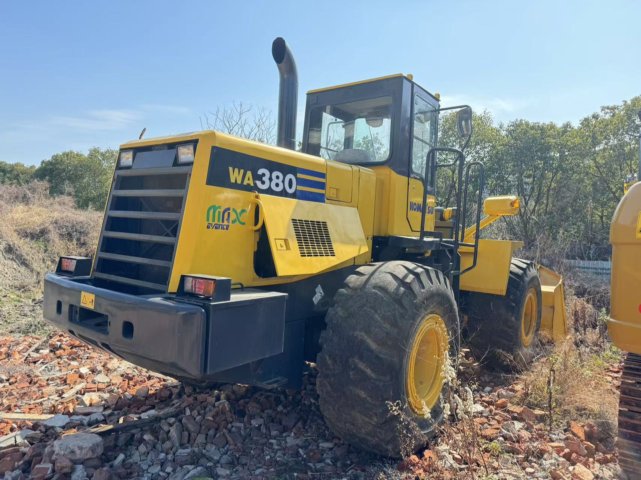 KOMATSU WA380 - Gumikerekes homlokrakodó: 3 kép. KOMATSU WA380 - Gumikerekes homlokrakodó: 3 kép.