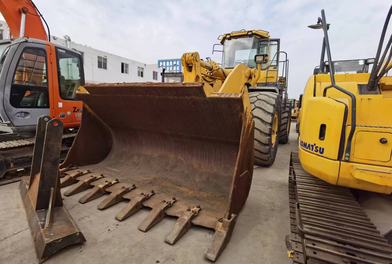 KOMATSU WA600-3 - Gumikerekes homlokrakodó: 2 kép. KOMATSU WA600-3 - Gumikerekes homlokrakodó: 2 kép.