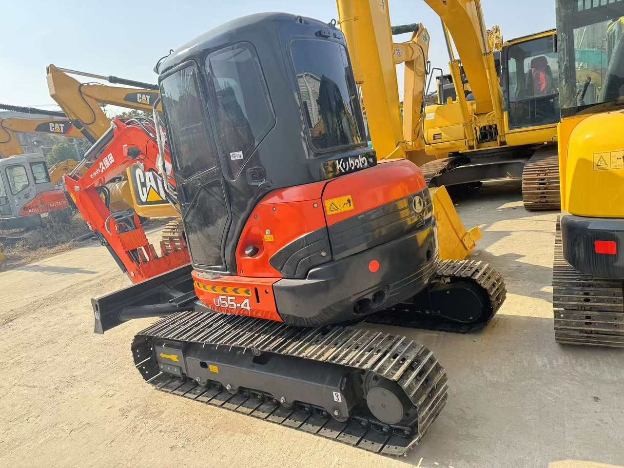 KUBOTA U55-4 - Minikotró: 2 kép. KUBOTA U55-4 - Minikotró: 2 kép.