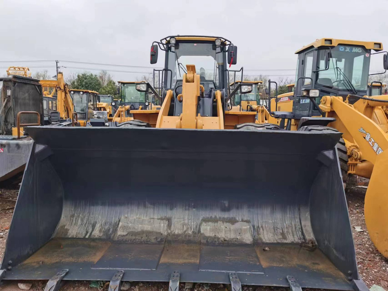 LIUGONG 856H - Gumikerekes homlokrakodó: 2 kép. LIUGONG 856H - Gumikerekes homlokrakodó: 2 kép.