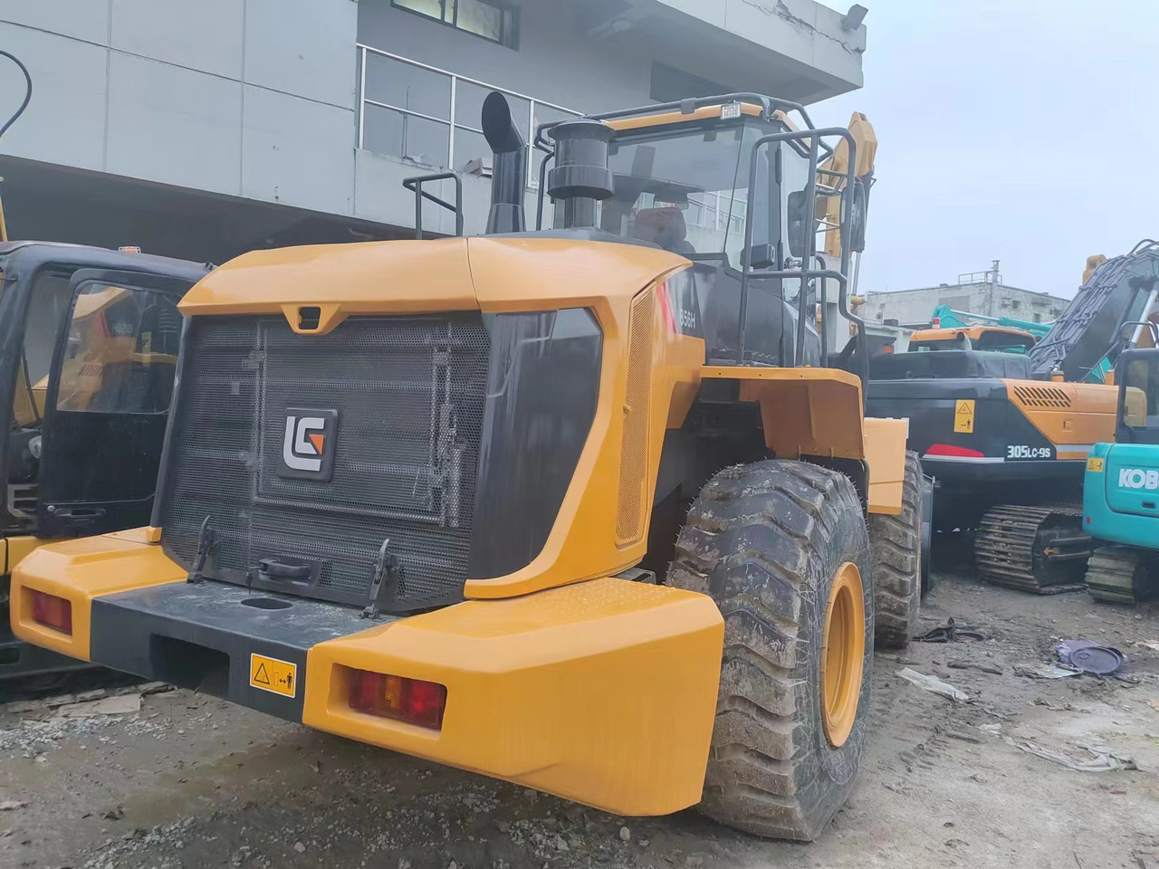 LIUGONG 856H - Gumikerekes homlokrakodó: 4 kép. LIUGONG 856H - Gumikerekes homlokrakodó: 4 kép.
