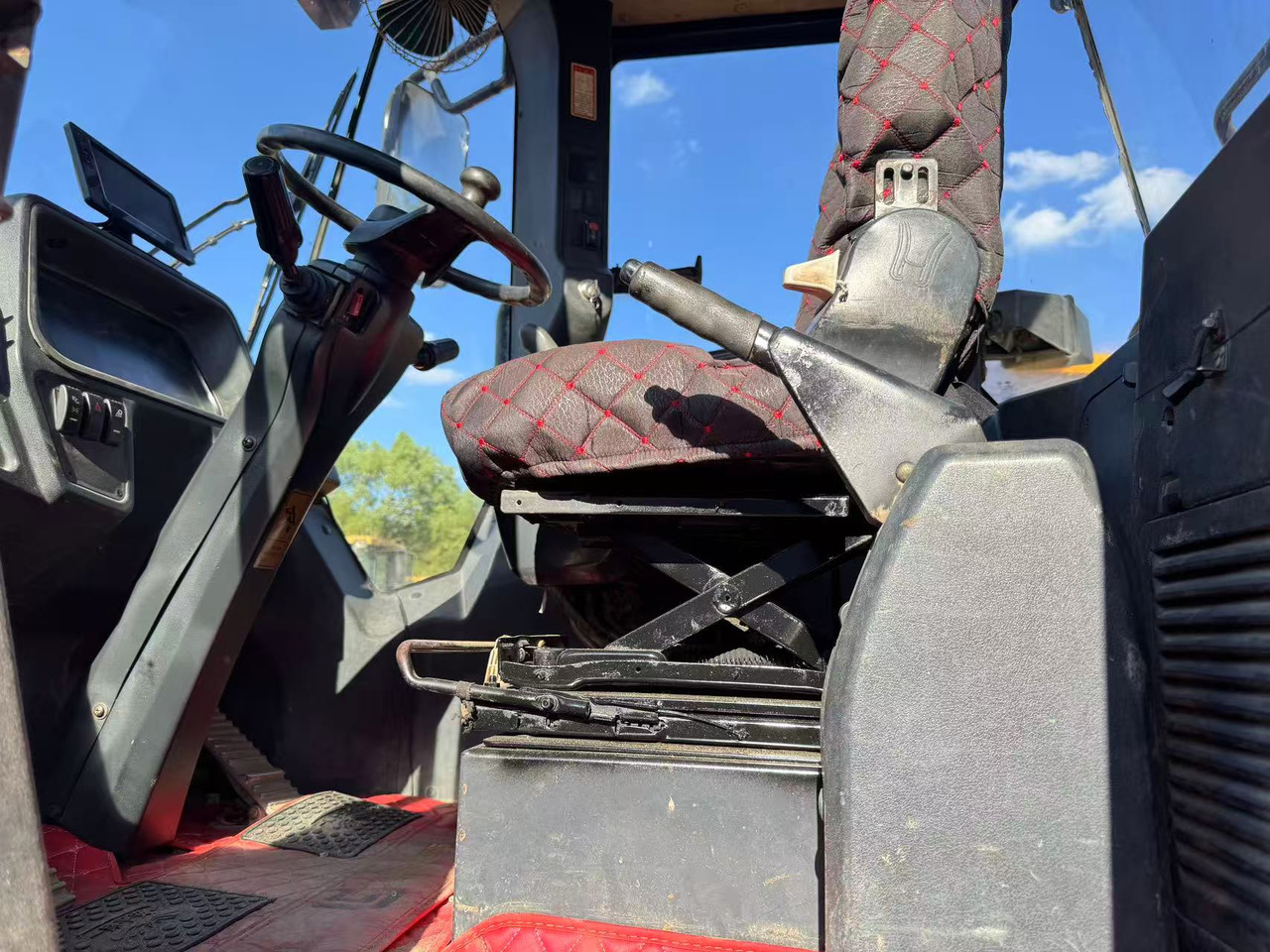 LIUGONG 856H - Gumikerekes homlokrakodó: 5 kép. LIUGONG 856H - Gumikerekes homlokrakodó: 5 kép.