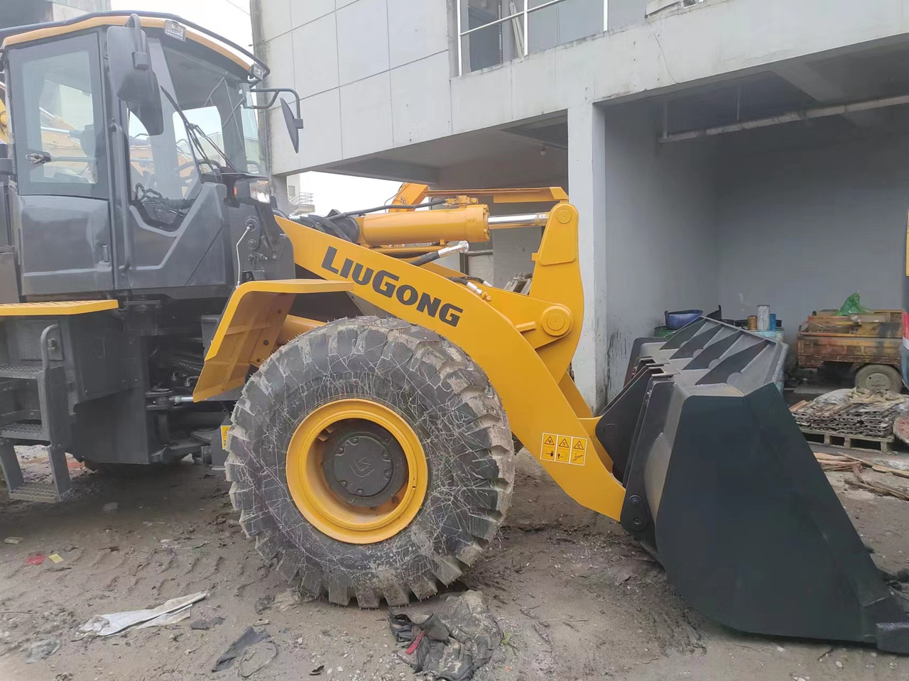 LIUGONG 856H - Gumikerekes homlokrakodó: 2 kép. LIUGONG 856H - Gumikerekes homlokrakodó: 2 kép.