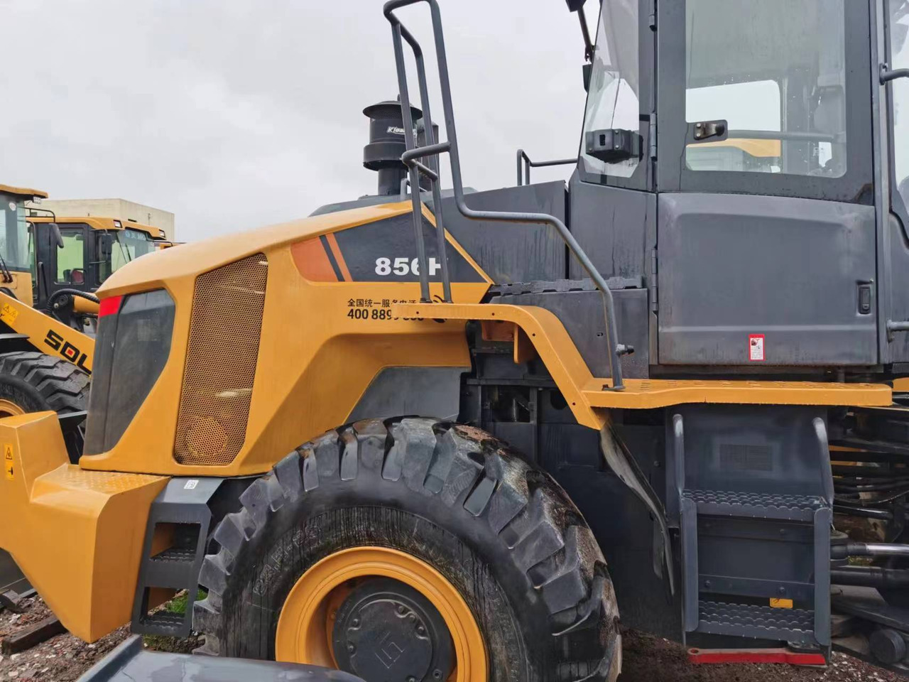 LIUGONG 856H - Gumikerekes homlokrakodó: 3 kép. LIUGONG 856H - Gumikerekes homlokrakodó: 3 kép.