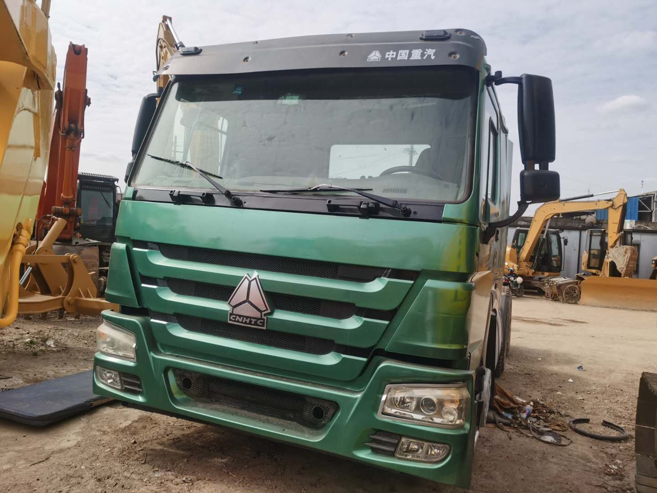 HOWO truck - Nyergesvontató: 2 kép. HOWO truck - Nyergesvontató: 2 kép.