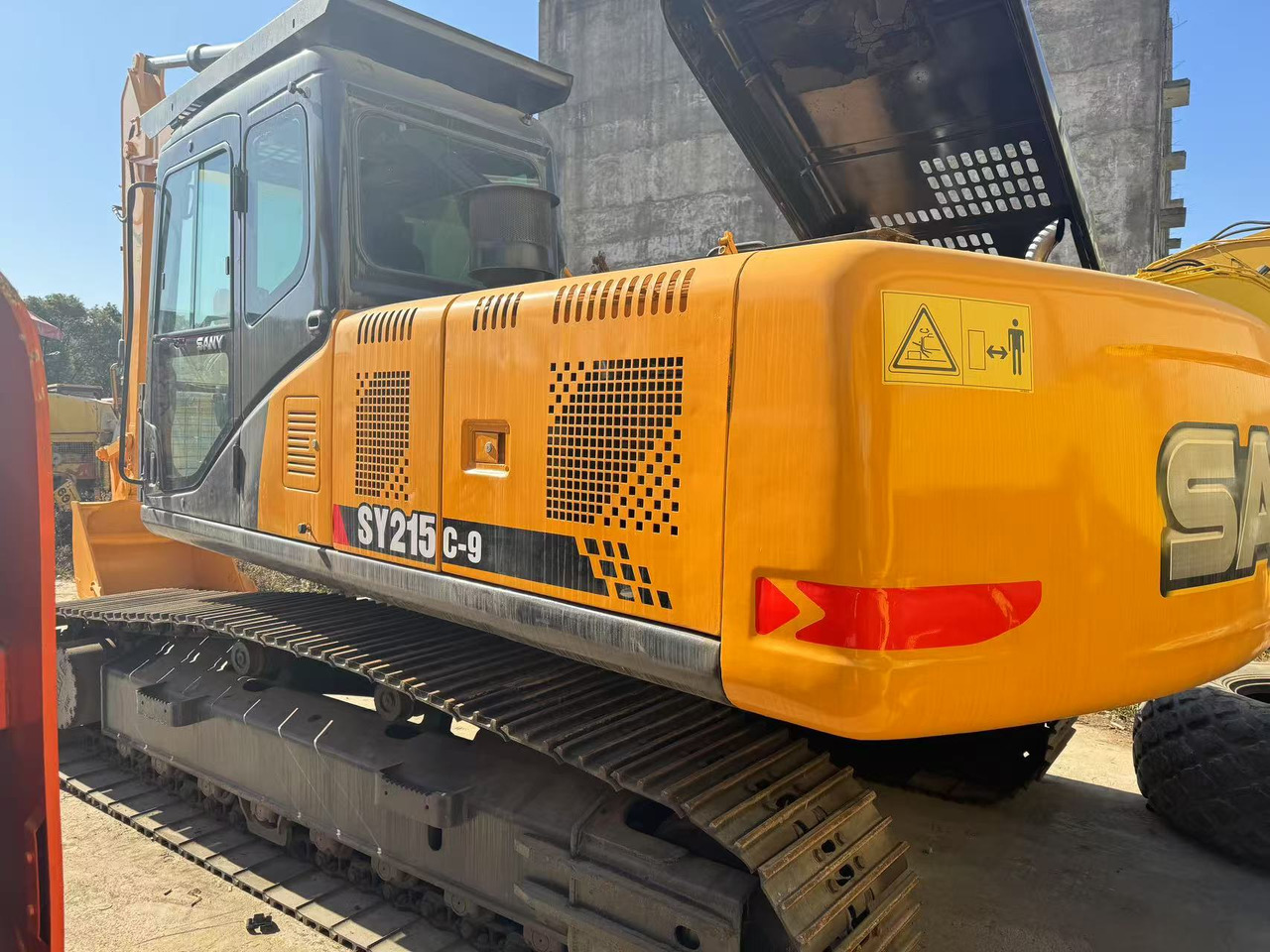 SANY SY215C - Lánctalpas kotró: 2 kép. SANY SY215C - Lánctalpas kotró: 2 kép.