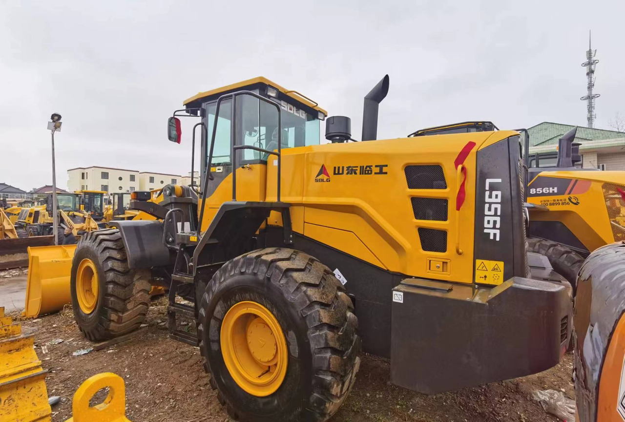 SDLG L956F - Gumikerekes homlokrakodó: 4 kép. SDLG L956F - Gumikerekes homlokrakodó: 4 kép.