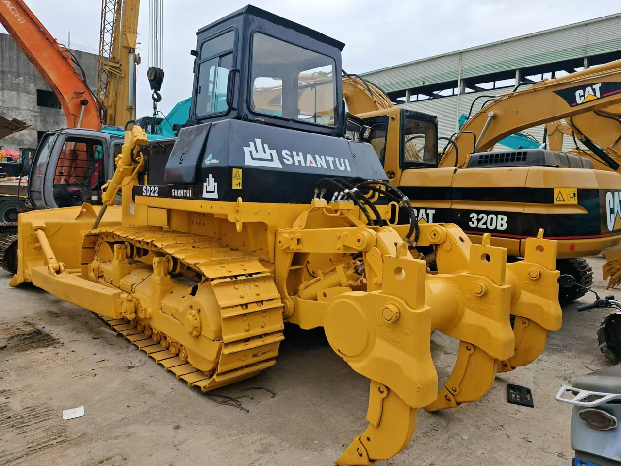 SHANTUI SD22 - Buldózer: 2 kép. SHANTUI SD22 - Buldózer: 2 kép.