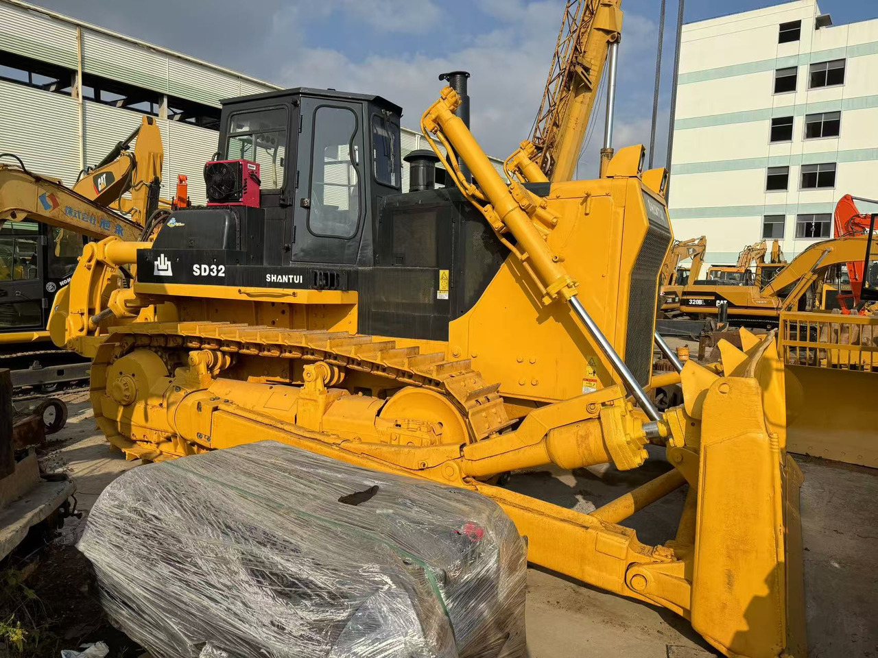 SHANTUI SD32 - Buldózer: 3 kép. SHANTUI SD32 - Buldózer: 3 kép.