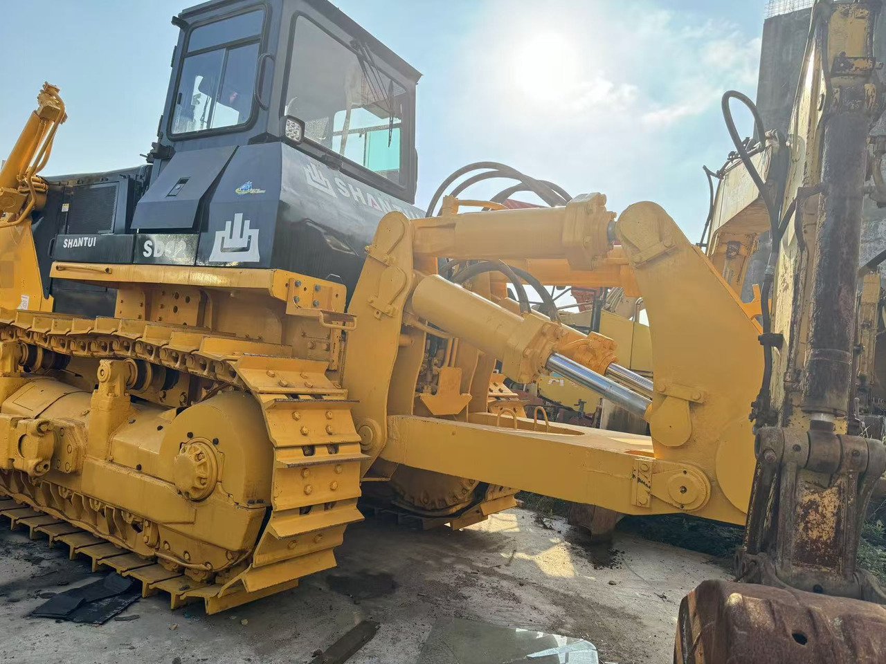 SHANTUI SD32 - Buldózer: 2 kép. SHANTUI SD32 - Buldózer: 2 kép.