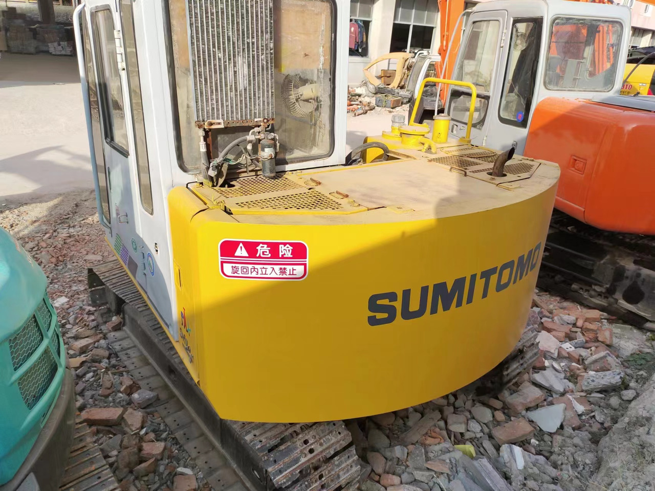 SUMITOMO SH60 - Minikotró: 3 kép. SUMITOMO SH60 - Minikotró: 3 kép.