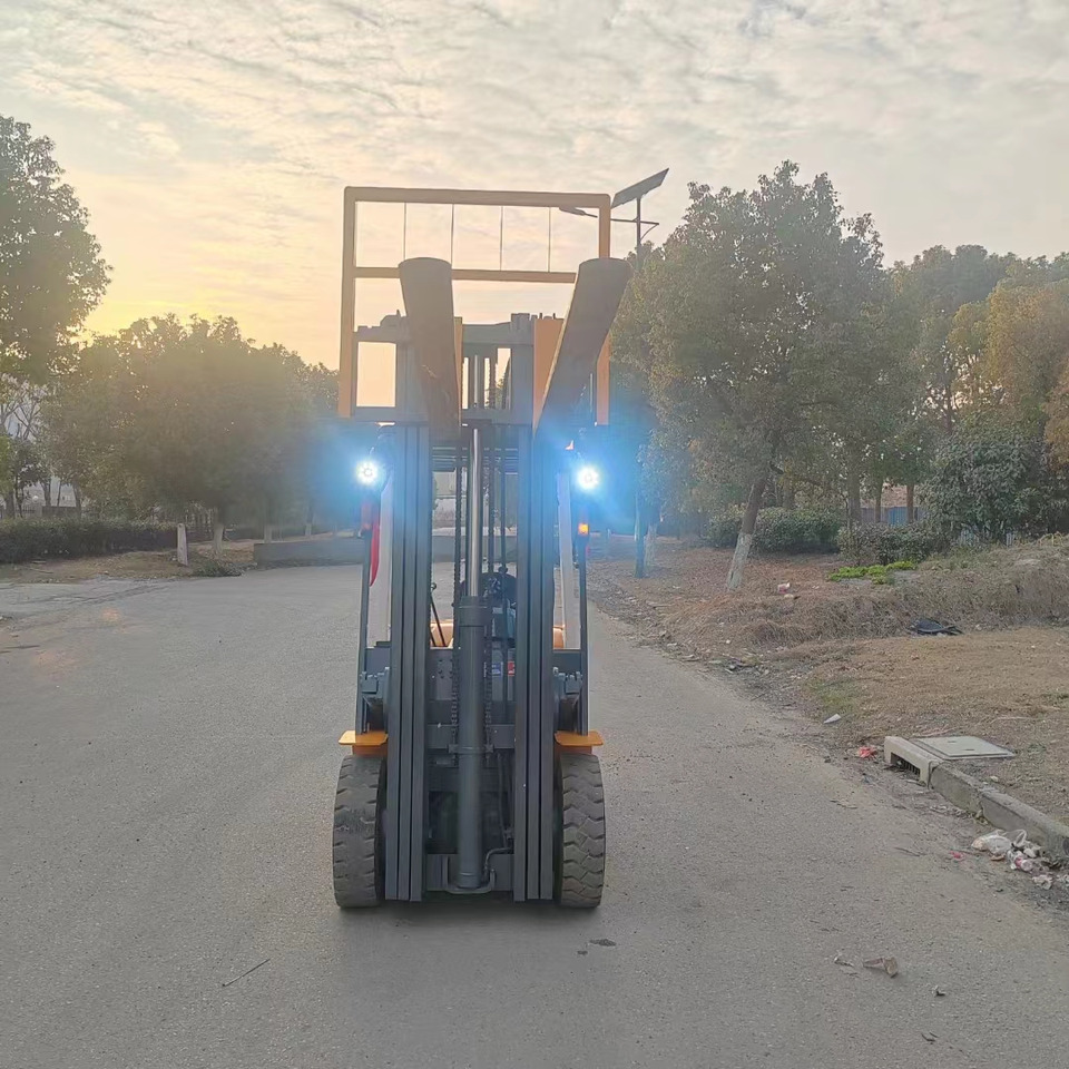 TCM FD30 diesel ISUZU engine forklift from Japan - Dízel targonca: 4 kép. TCM FD30 diesel ISUZU engine forklift from Japan - Dízel targonca: 4 kép.